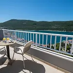 Luna Neum