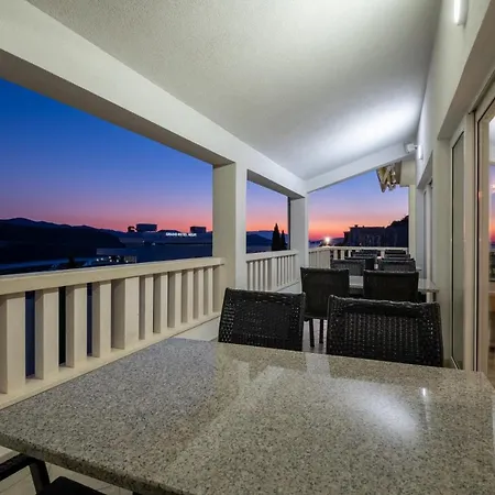 Luna 4* Neum