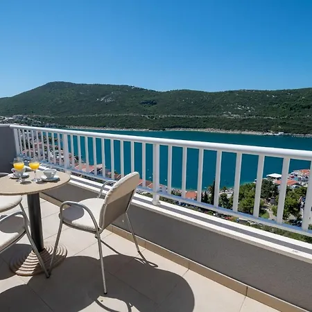 Luna Neum