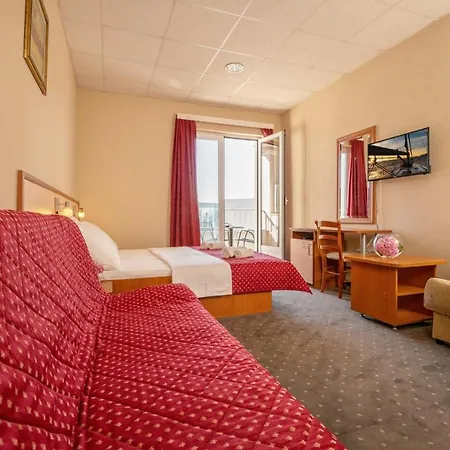 Luna 4* Neum