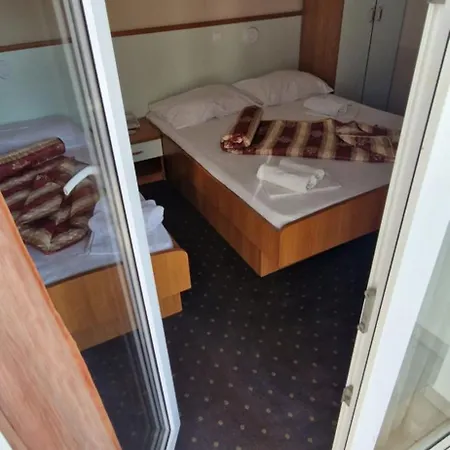 Luna 4* Neum