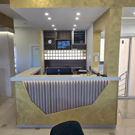 Luna 4* Neum